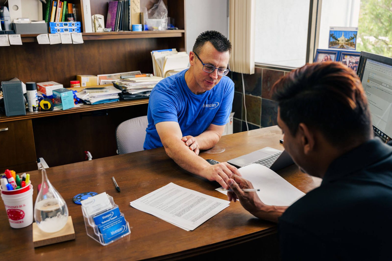 Chris from Bluespan helping customer choose internet plans Arizona and answer questions